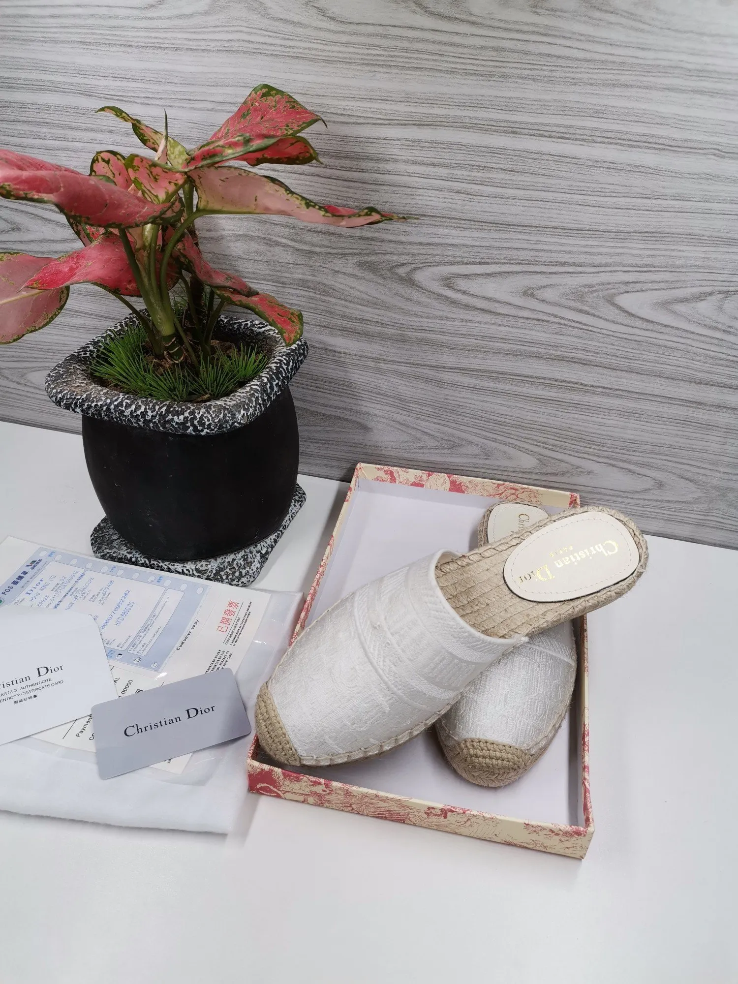 👟👟Ex-factory price 400👟👟 In 2020, new colors are coming simultaneously on the official website of the DIOR fisherman shoe series: original development, original anatomy display, exclusive outsole, you can compare as you like.  [Material] 1⃣️Sole: The only 1:1 exclusive rubber sole on the market 🌸. Fabric original embroidery. Lining: imported sheepskin, delicate and soft. [Size] 35-40.
